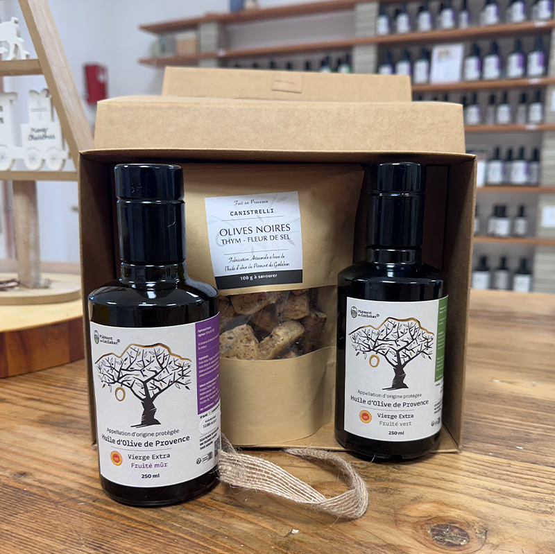 Coffret de deux bouteilles d'huile d'olive et un sachet de canistrelli